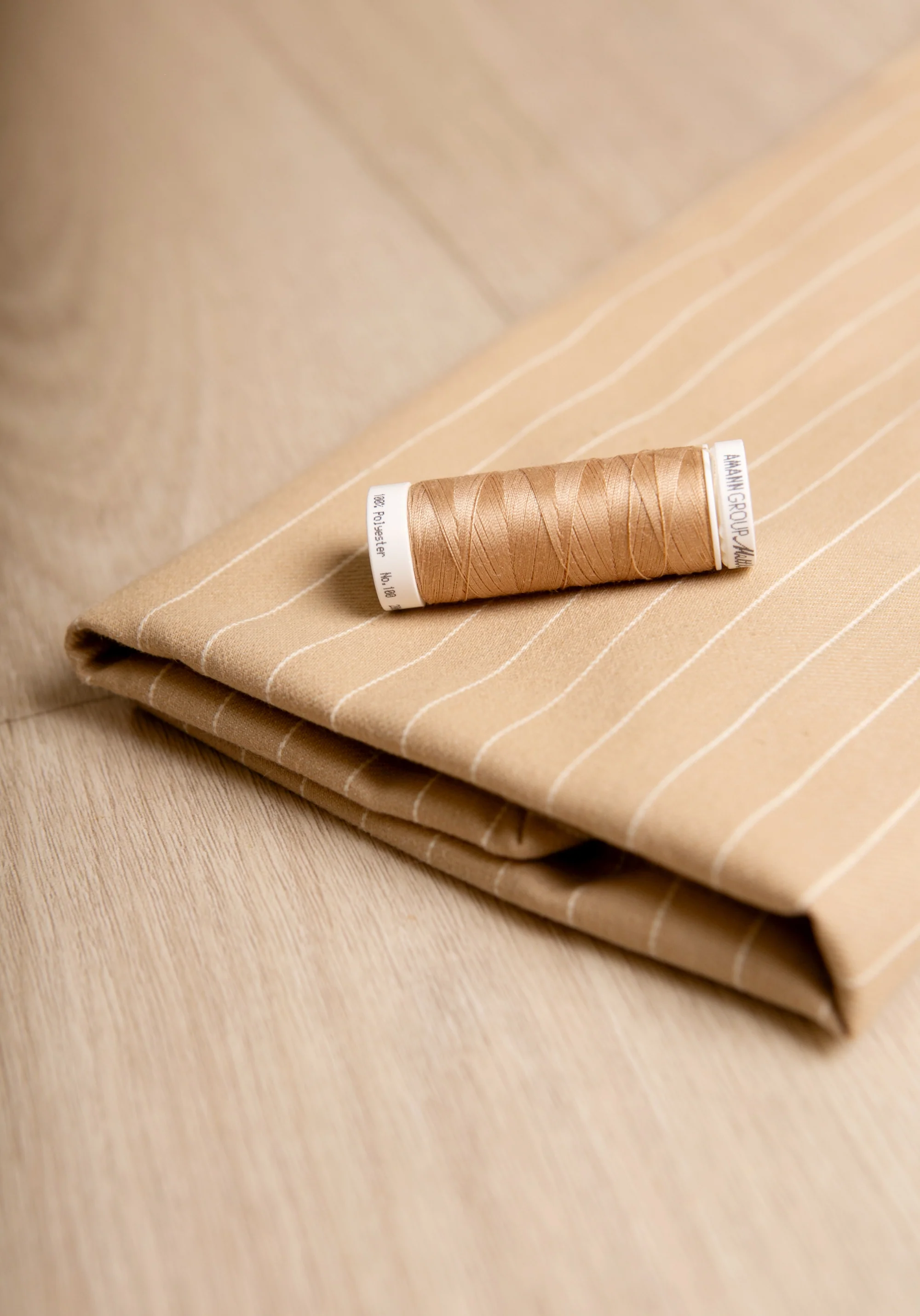 Tissu jacquard de coton Parade Camel - Image 12