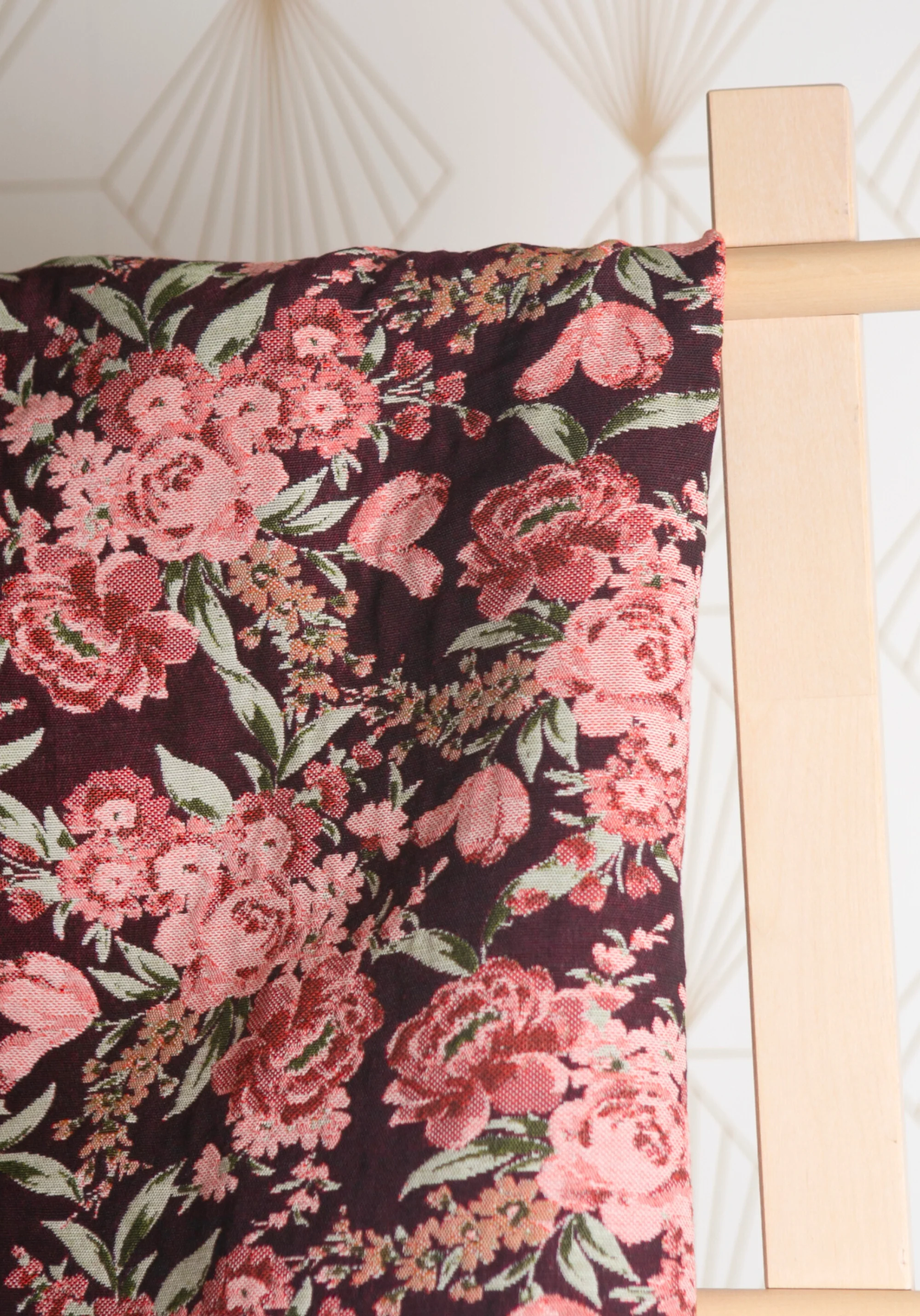 Tissu jacquard fleuri prune Deep Roses - Image 4