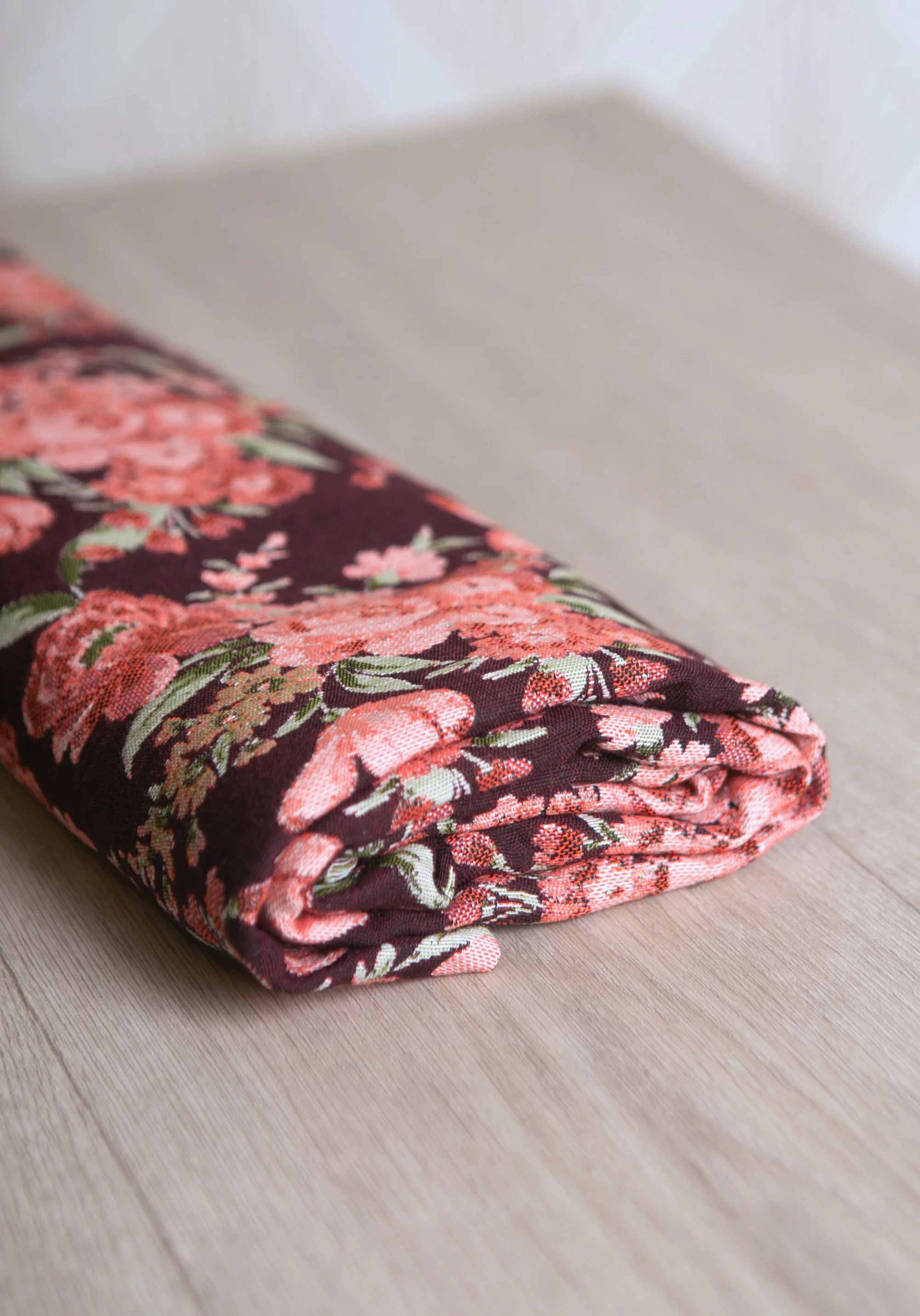 Tissu jacquard fleuri prune Deep Roses - Image 6