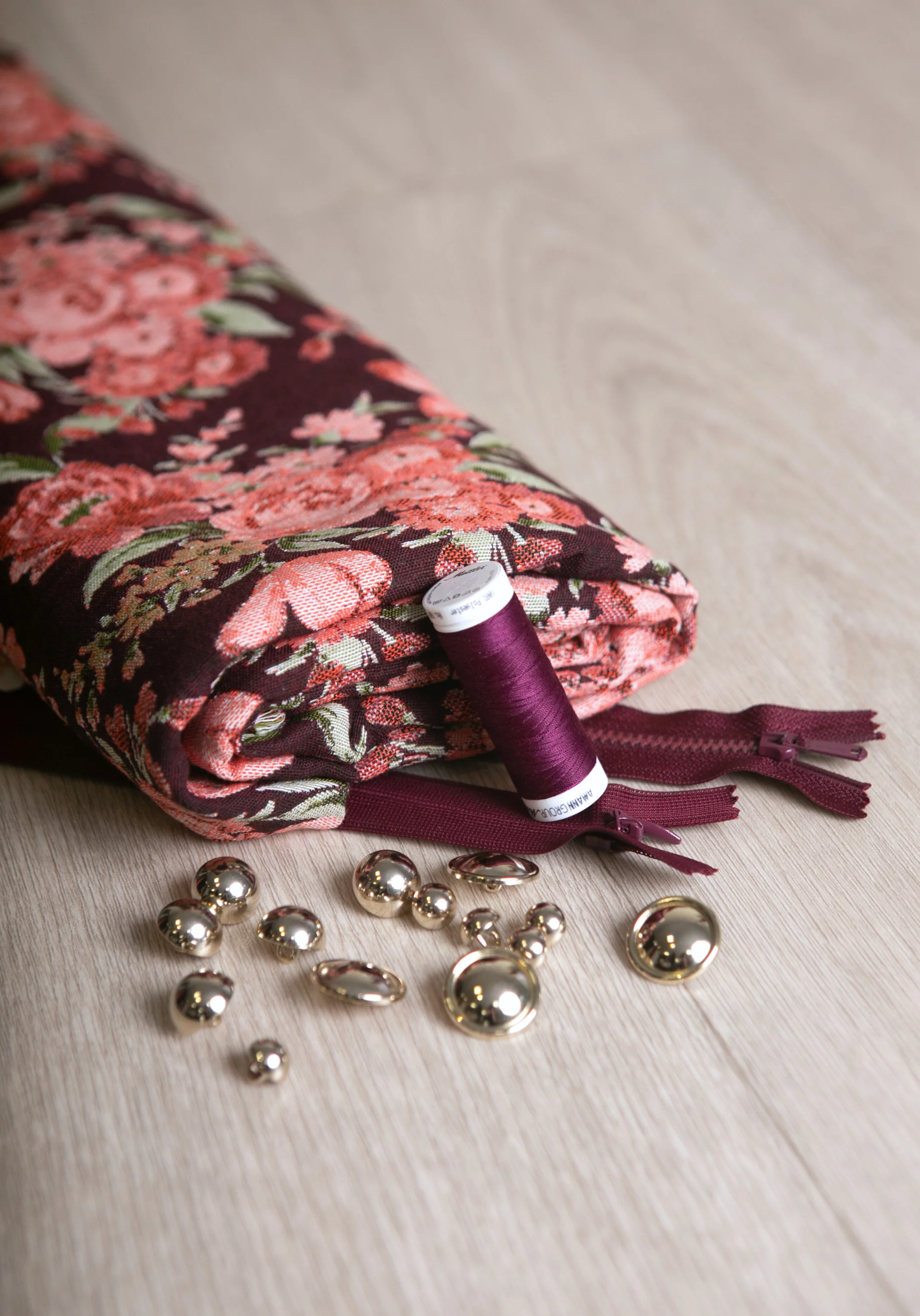 Tissu jacquard fleuri prune Deep Roses - Image 7