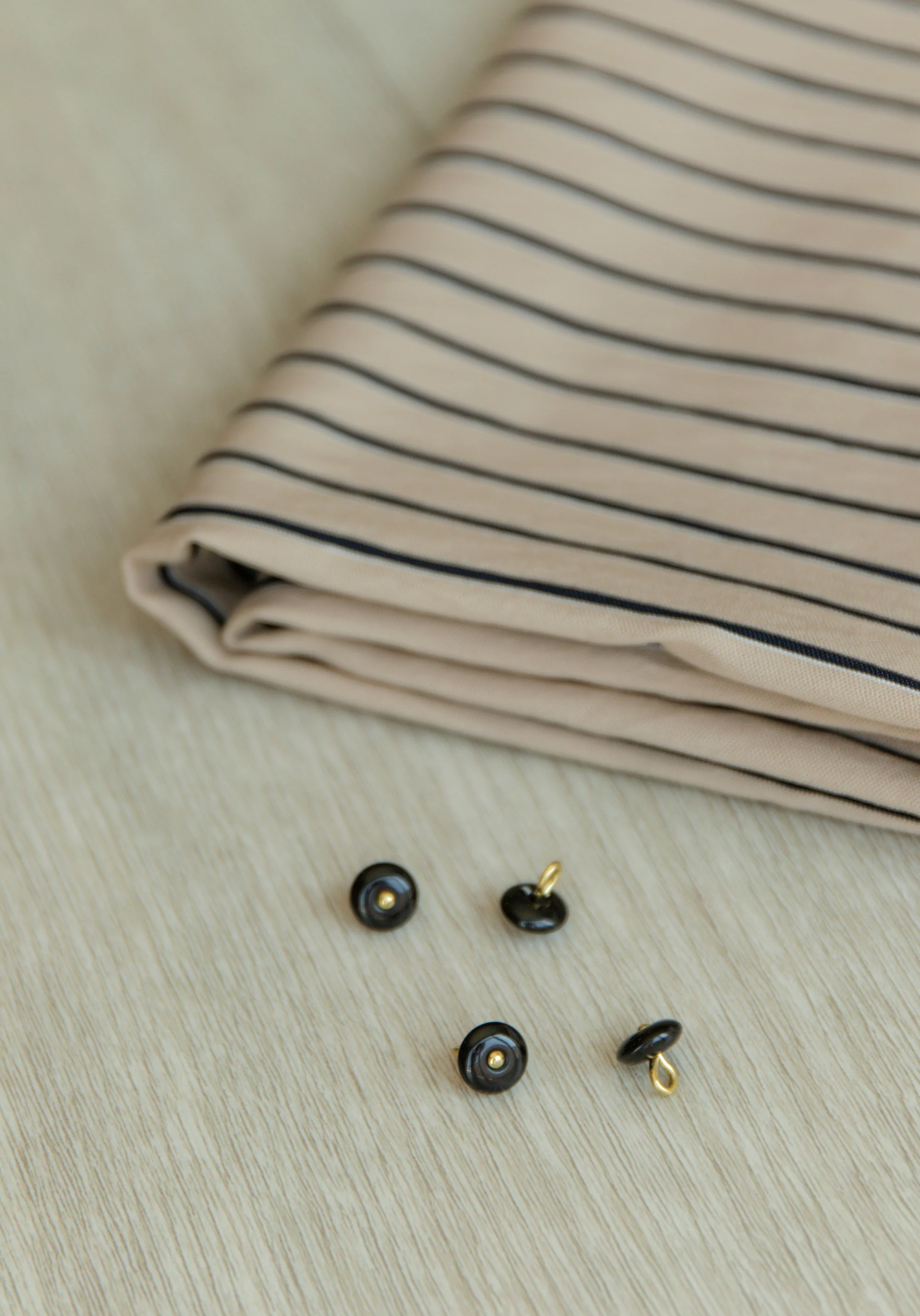 Tissu voile poly viscose à rayures Horizon – Marine / Beige & Encre - Image 17