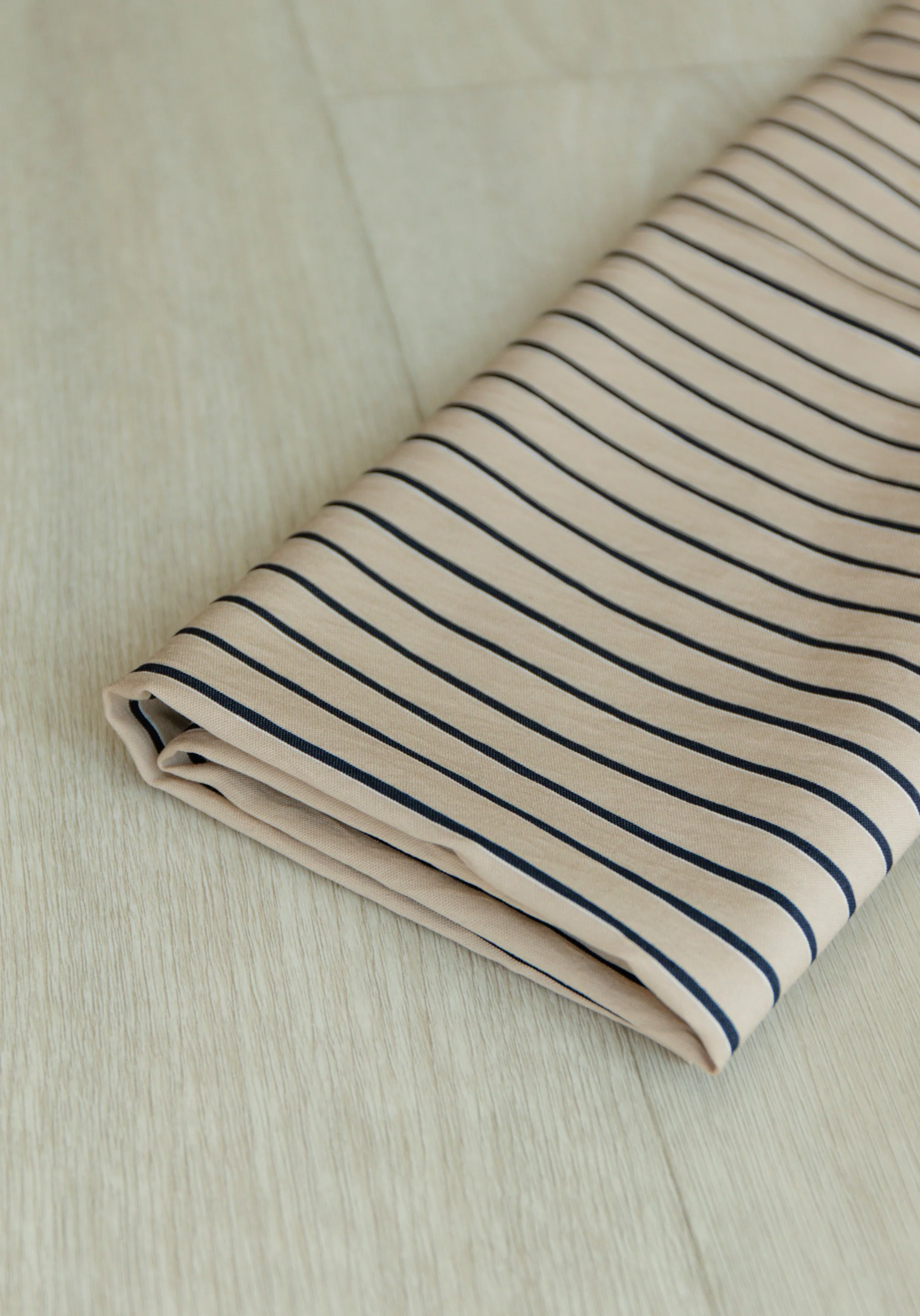 Tissu voile poly viscose à rayures Horizon – Marine / Beige & Encre - Image 8